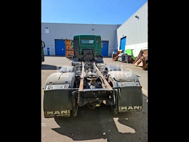 Man vrachtwagen - afbeelding 2 van  46