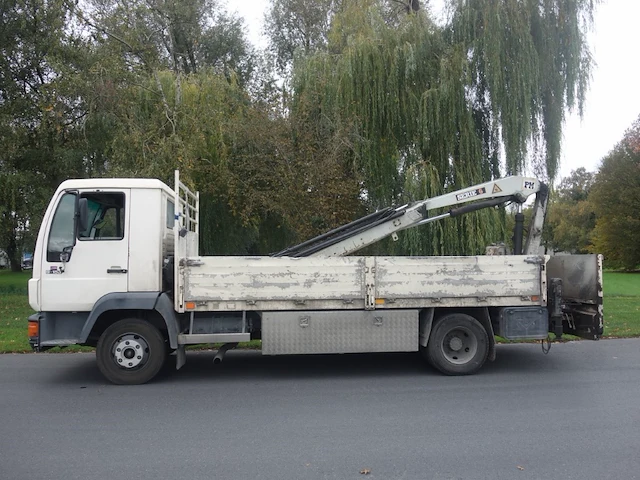 Man vrachtwagen - afbeelding 1 van  23