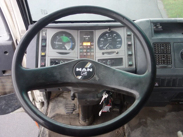Man vrachtwagen - afbeelding 21 van  23