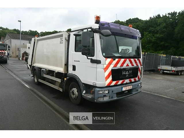 Man vuilniswagen / vrachtwagen - afbeelding 11 van  25