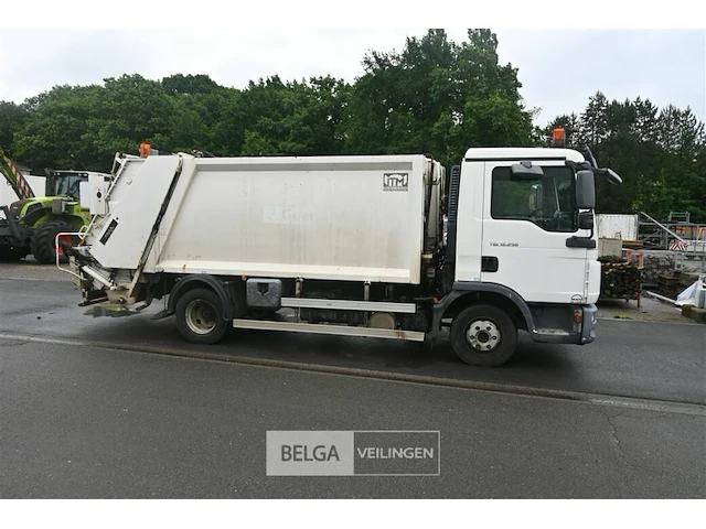 Man vuilniswagen / vrachtwagen - afbeelding 13 van  25