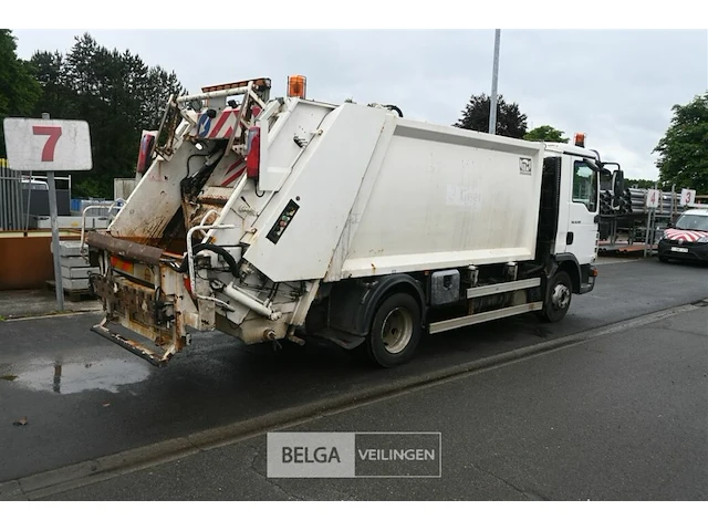 Man vuilniswagen / vrachtwagen - afbeelding 14 van  25