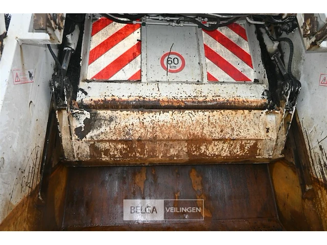 Man vuilniswagen / vrachtwagen - afbeelding 16 van  25