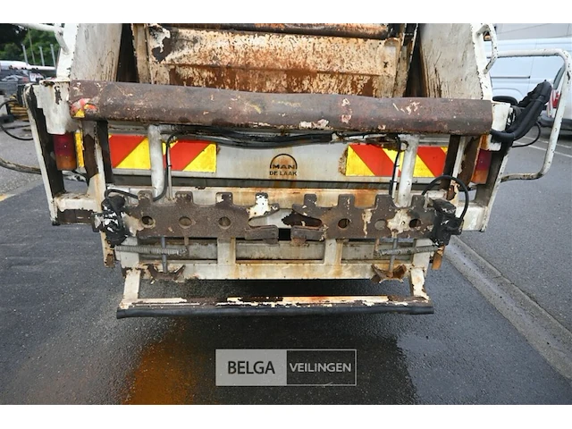 Man vuilniswagen / vrachtwagen - afbeelding 17 van  25