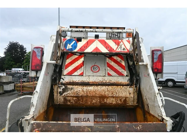 Man vuilniswagen / vrachtwagen - afbeelding 18 van  25