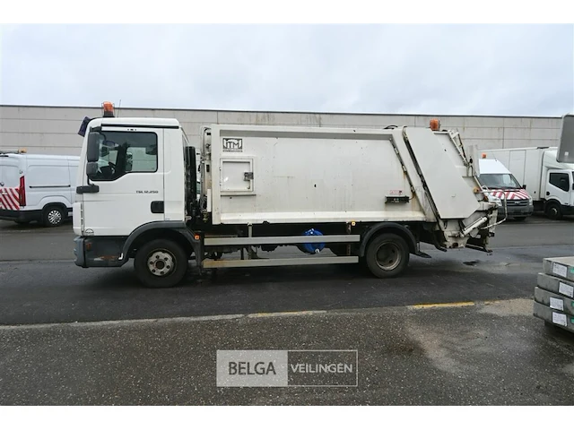 Man vuilniswagen / vrachtwagen - afbeelding 12 van  25