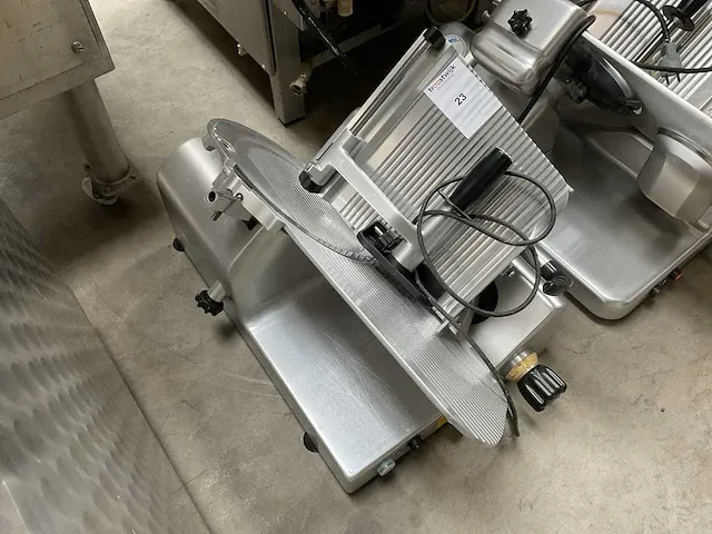 Manconi 330ik tafelsnijmachine - afbeelding 2 van  5