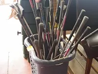 Mand met 22 diverse golfclubs - afbeelding 1 van  2