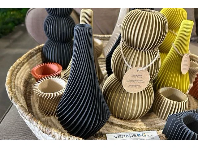 Mand met decoratie - afbeelding 2 van  6