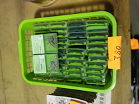 Mand met houtvijzen - afbeelding 1 van  2