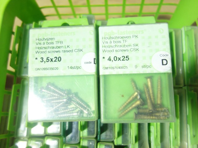 Mand met houtvijzen - afbeelding 2 van  2