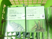 Mand met houtvijzen - afbeelding 2 van  2