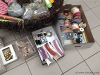 Mand met lot allerlei - afbeelding 3 van  4