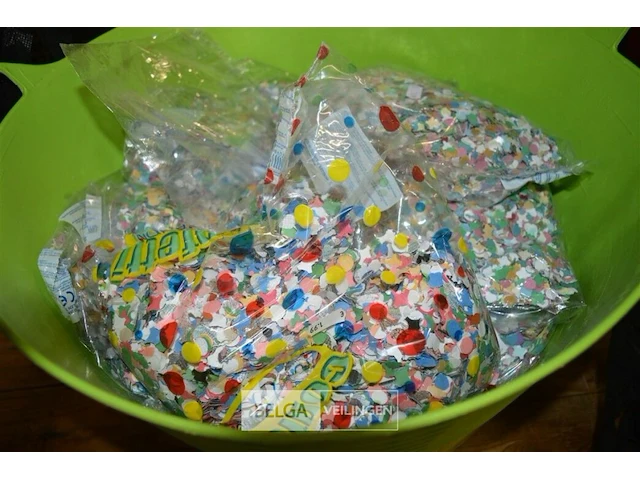 Mand vol confetti - afbeelding 2 van  3