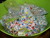 Mand vol confetti - afbeelding 2 van  3