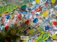 Mand vol confetti - afbeelding 3 van  3