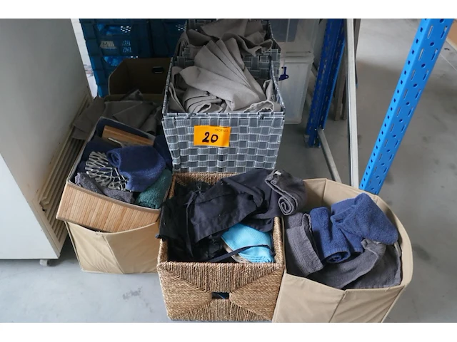 Manden en tafelkleedjes - afbeelding 1 van  4