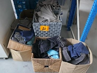 Manden en tafelkleedjes - afbeelding 1 van  4
