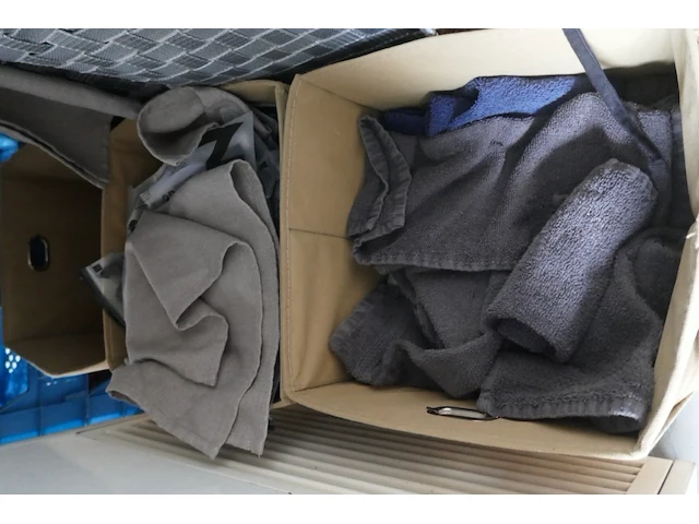 Manden en tafelkleedjes - afbeelding 2 van  4