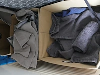Manden en tafelkleedjes - afbeelding 2 van  4