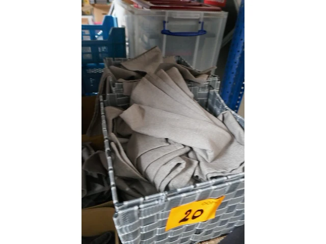 Manden en tafelkleedjes - afbeelding 3 van  4