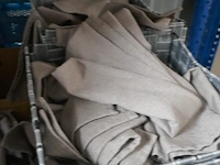Manden en tafelkleedjes - afbeelding 3 van  4