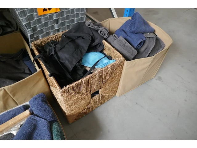 Manden en tafelkleedjes - afbeelding 4 van  4