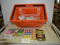Mandje met ±20 dw pak sleutelhangers. - afbeelding 1 van  3
