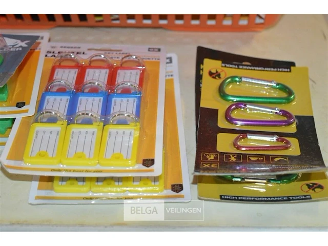 Mandje met ±20 dw pak sleutelhangers. - afbeelding 2 van  3