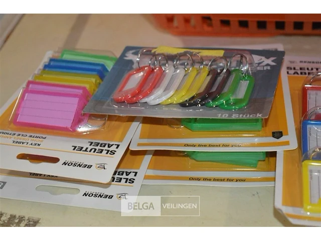 Mandje met ±20 dw pak sleutelhangers. - afbeelding 3 van  3