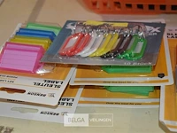 Mandje met ±20 dw pak sleutelhangers. - afbeelding 3 van  3