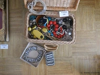 Mandje met fantasie juweeltjes - afbeelding 1 van  1