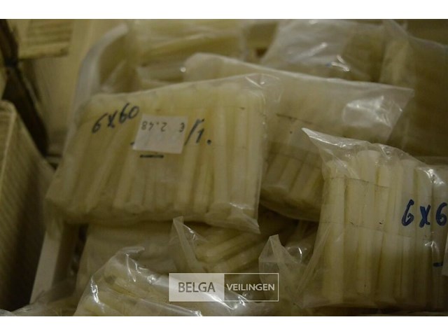 Mandje met pluggen - afbeelding 2 van  3