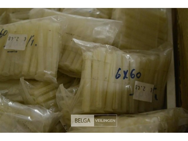 Mandje met pluggen - afbeelding 3 van  3