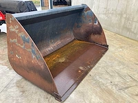 Manitou digging bucket