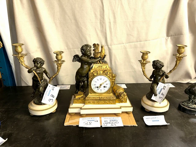 Mantelklok en bronzen kandelaar - afbeelding 1 van  1
