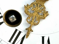 Mantelklok en bronzen kandelaars - afbeelding 3 van  19