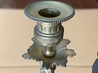 Mantelklok en bronzen kandelaars - afbeelding 8 van  19
