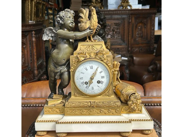 Mantelklok en bronzen kandelaars - afbeelding 1 van  19