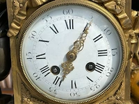 Mantelklok en bronzen kandelaars - afbeelding 13 van  19