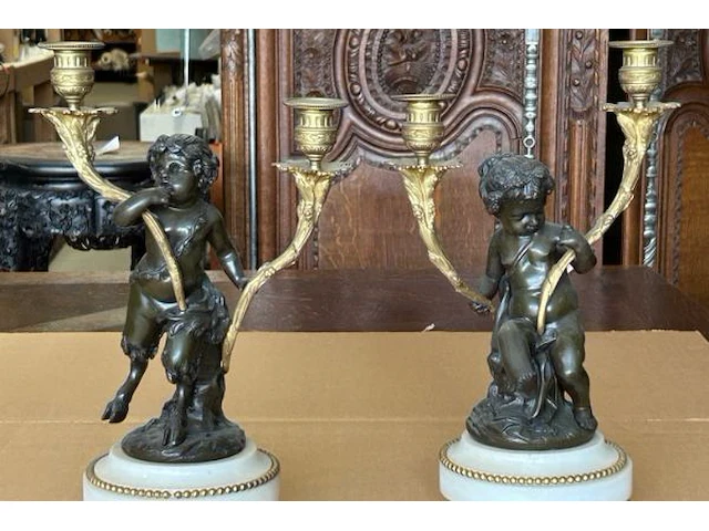 Mantelklok en bronzen kandelaars - afbeelding 14 van  19