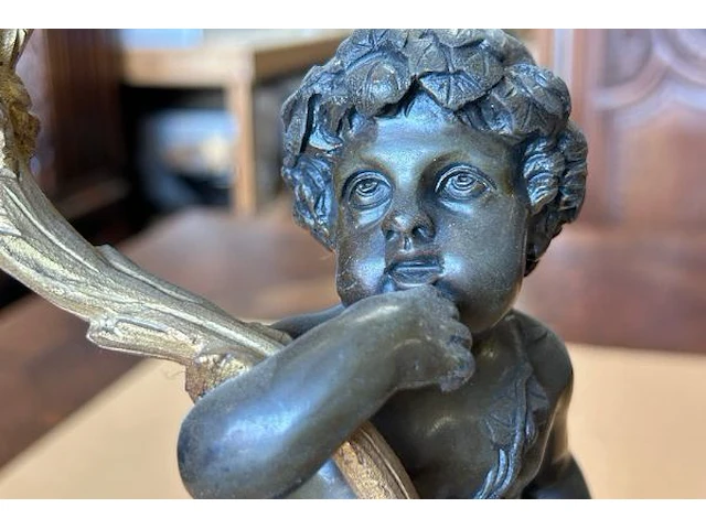 Mantelklok en bronzen kandelaars - afbeelding 16 van  19