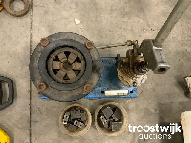Manuele bediende hydraulische pers voor autoairco slangen - afbeelding 3 van  5