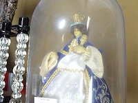 Maria met kindje jezus onder stolp, 2 glazen kaarsenhouders, metalen sierstuk op voet - afbeelding 6 van  6