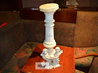Marmeren voet met beeldje h 60cm - afbeelding 1 van  4