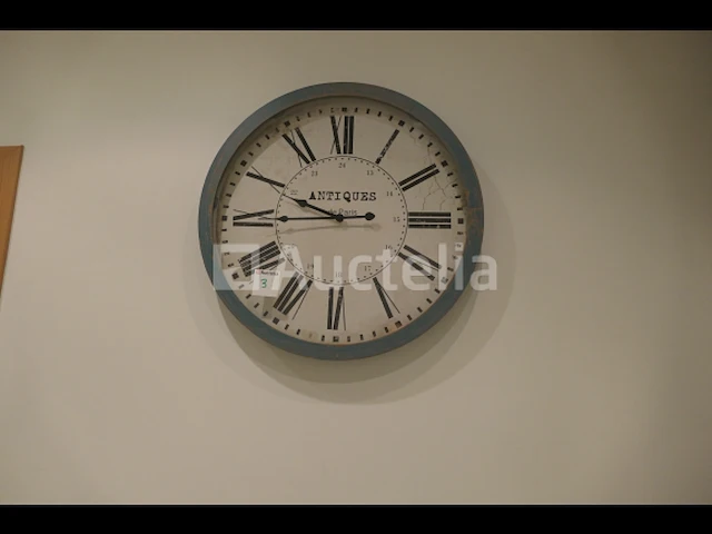 Massagetafel of lichaamsbehandelingen, kruk, klok - afbeelding 3 van  7