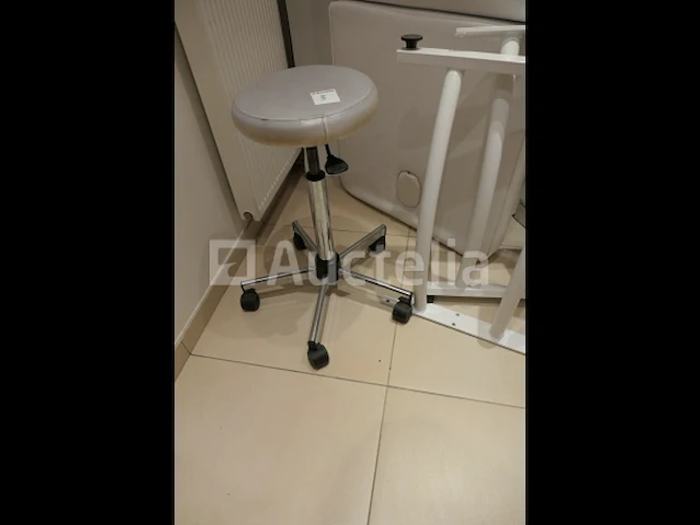 Massagetafel of lichaamsbehandelingen, kruk, klok - afbeelding 4 van  7
