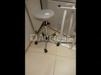 Massagetafel of lichaamsbehandelingen, kruk, klok - afbeelding 4 van  7
