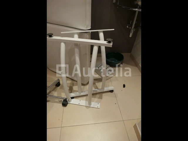 Massagetafel of lichaamsbehandelingen, kruk, klok - afbeelding 7 van  7