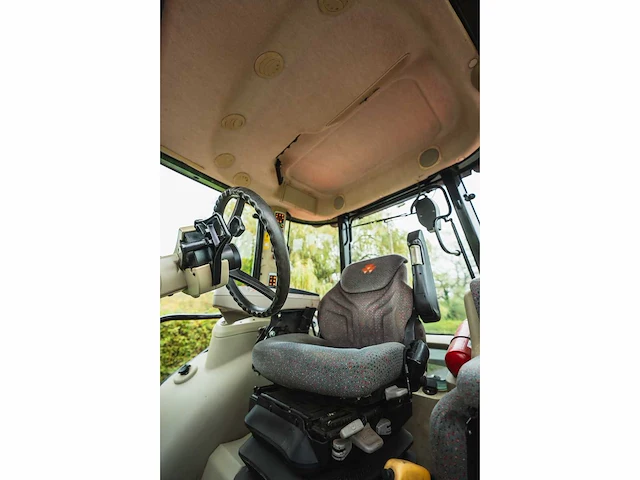 Massey ferguson - 7724 dyna 6 - 4-wheel drive tractor - afbeelding 18 van  42